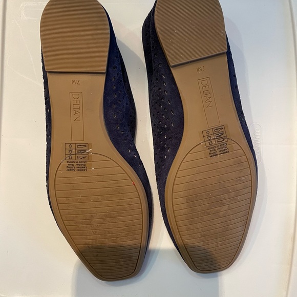 Deltan slip on shoe.  The size is a 7M. - Picture 5 of 5